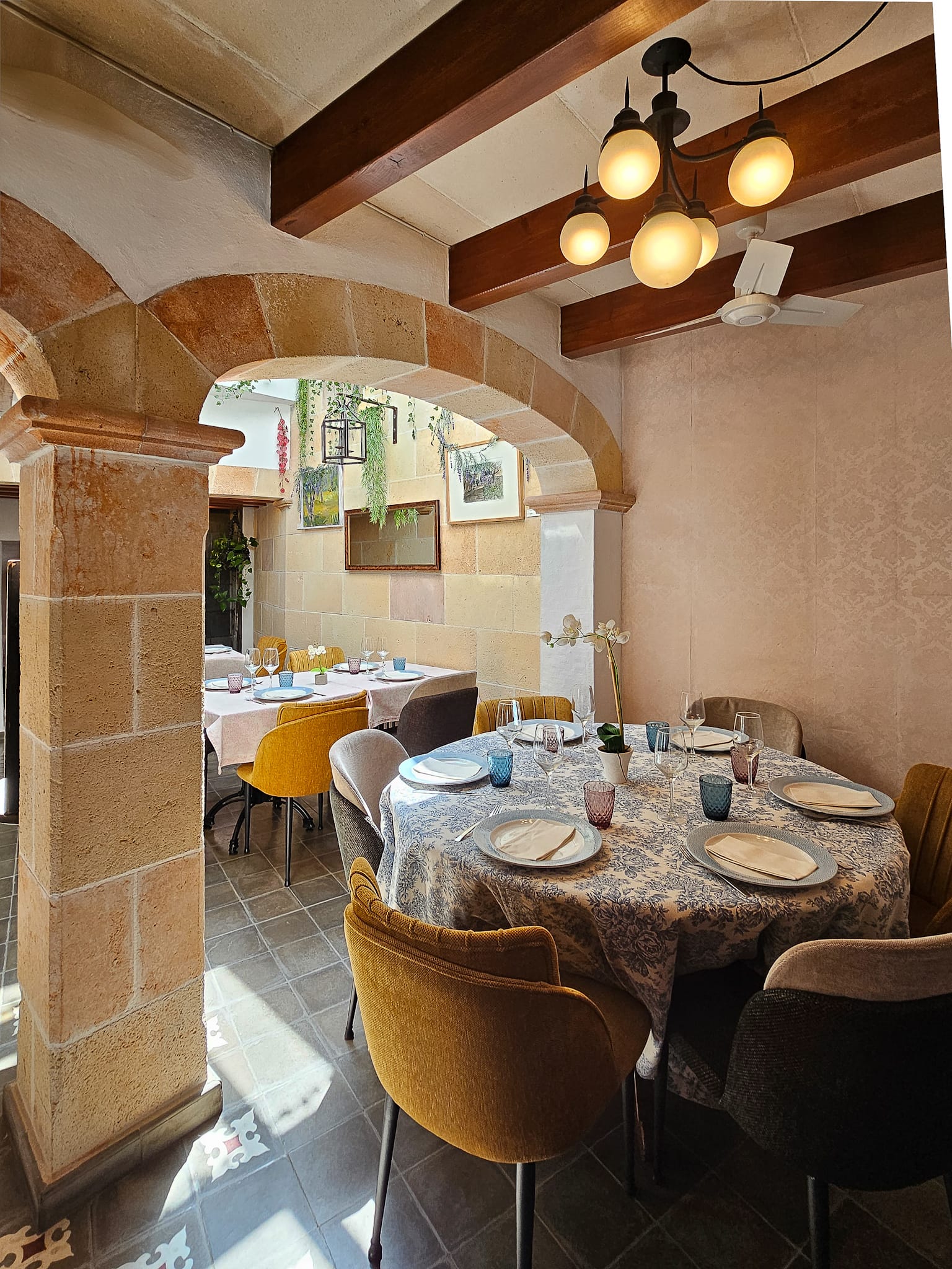 vista interior de la sala del restaurante Cafe Bistro Sol 32 En es Mercadal