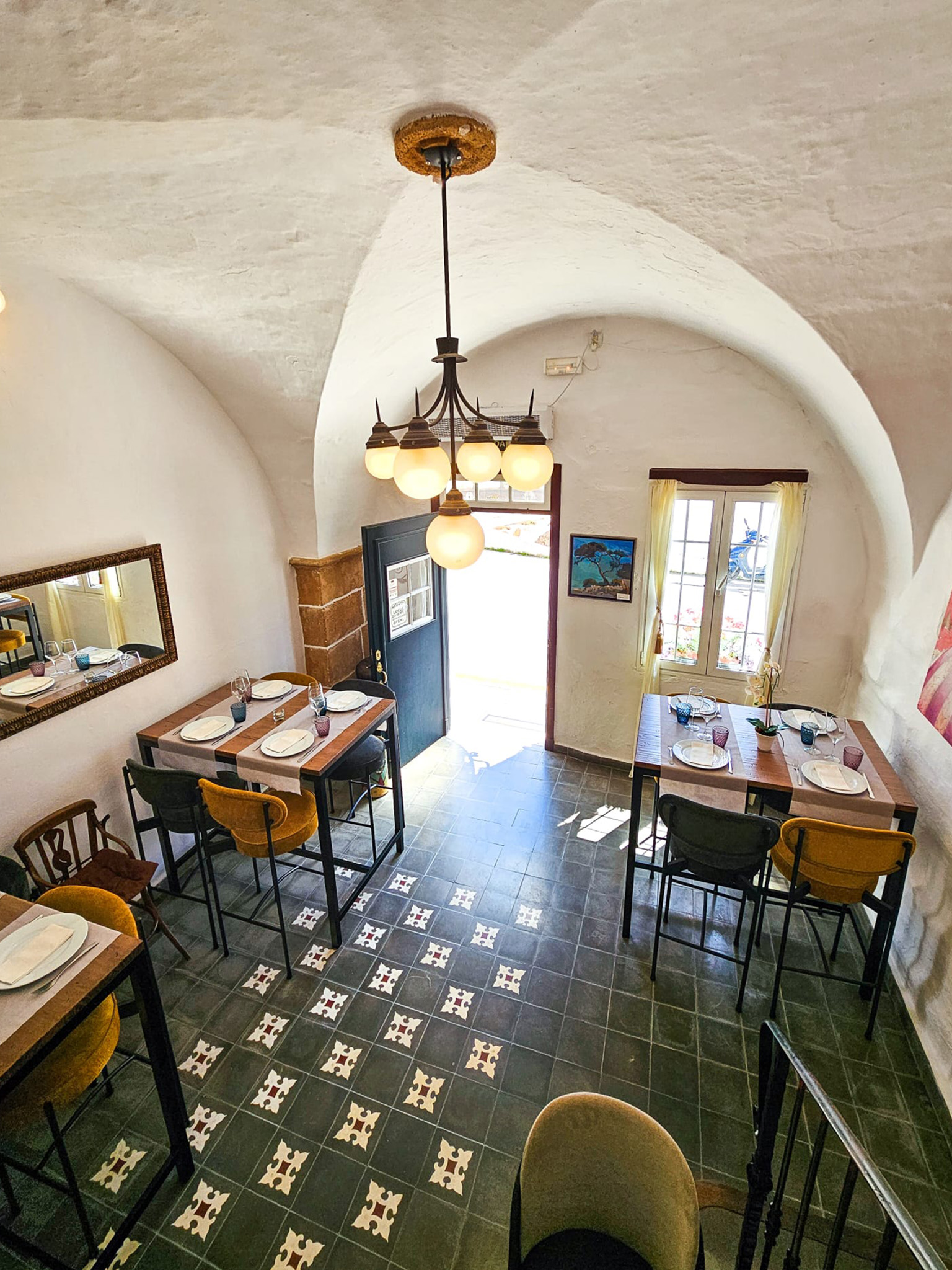 interior de la entrada de Cafe Bistro Sol 32 En es Mercadal
